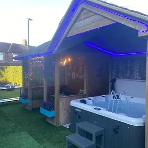 Beautifully Presented 6 Bed 5 & A Half Bath House Holiday home Newcastle upon Tyne